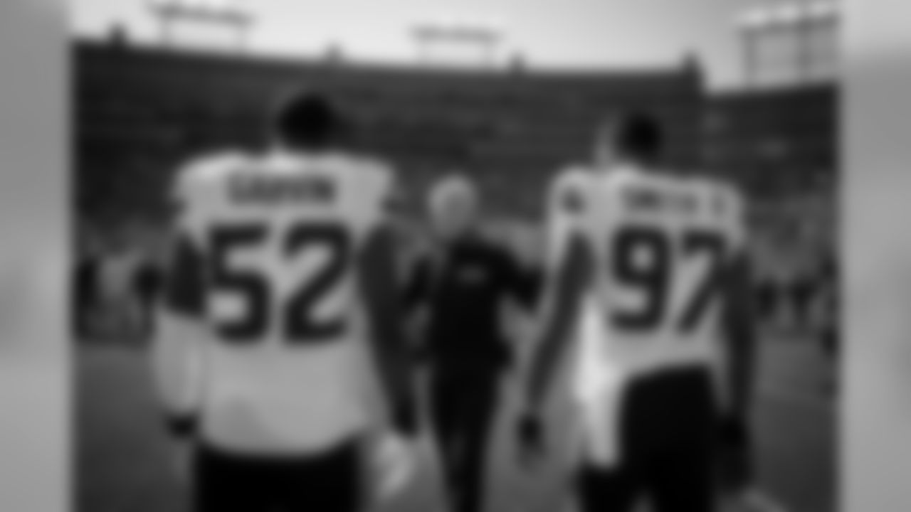 Head coach Pete Carroll talks to defensive players Terence Garvin and Garrison Smith prior to kickoff.