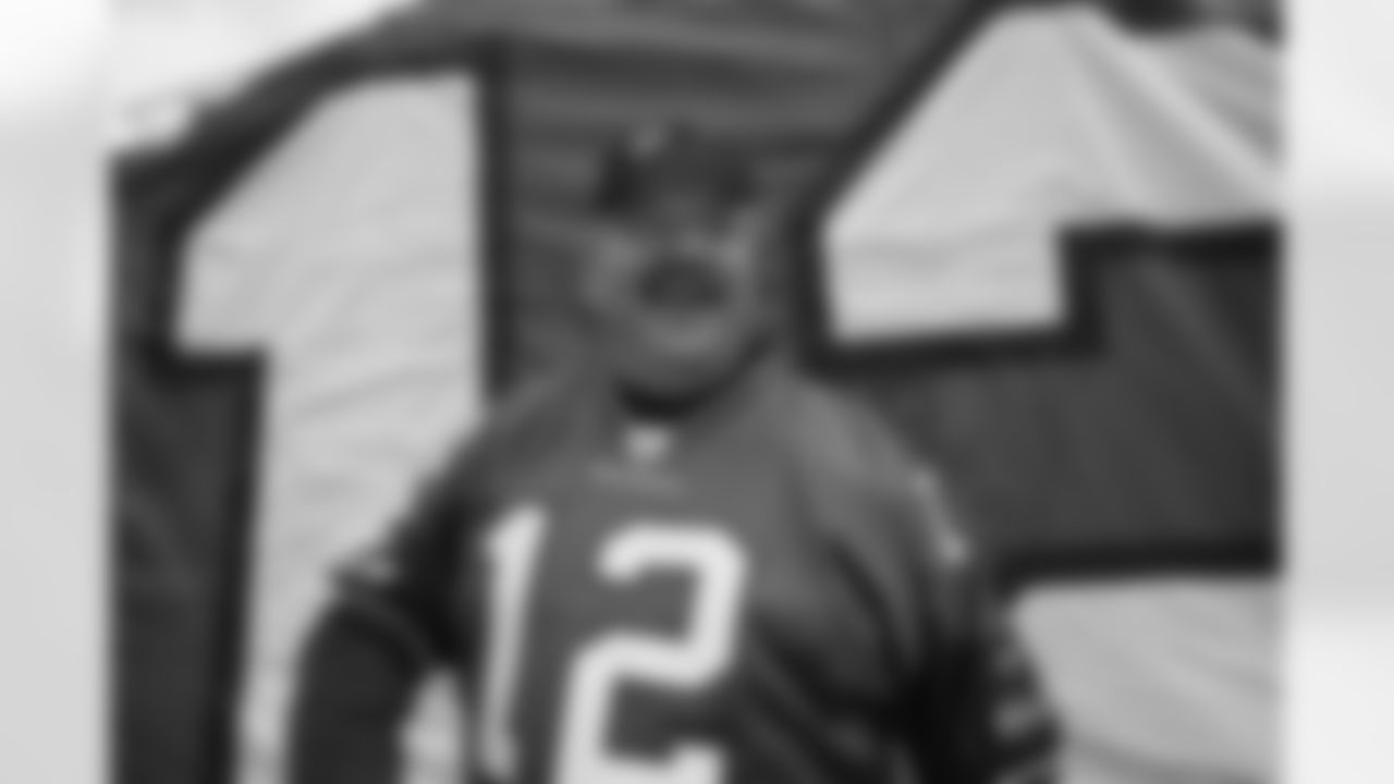 Former Seahawks QB Sam Atkins raises the 12th MAN flag.
