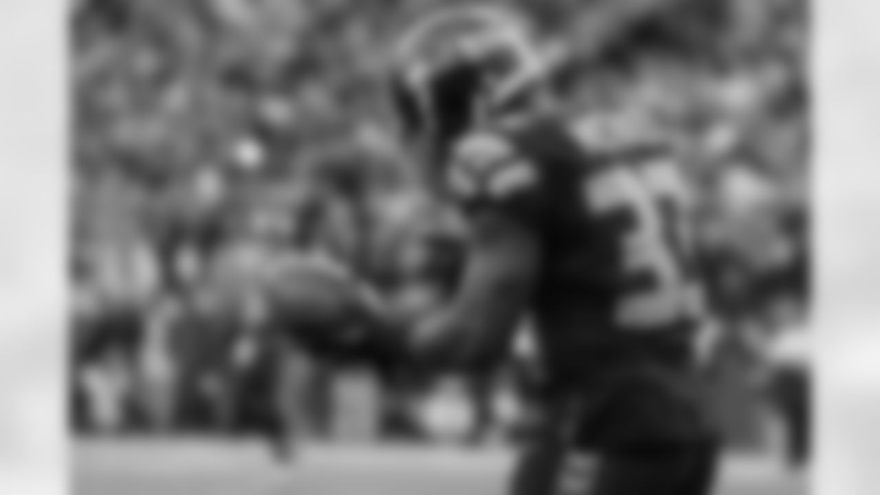 tempSeahawksSideline_vs_49ers-76.jpg