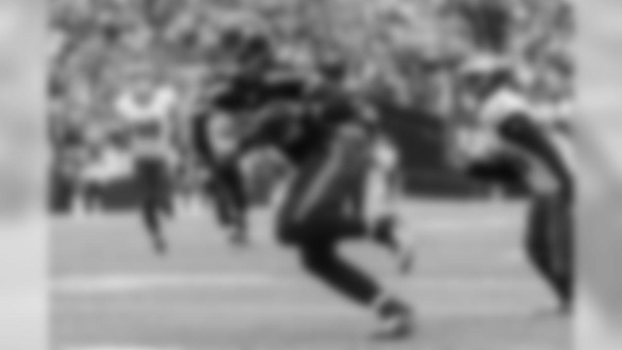 Seattle's Jimmy Graham looks for the end zone after catching a pass from scrambling quarterback Russell Wilson in the second quarter.
