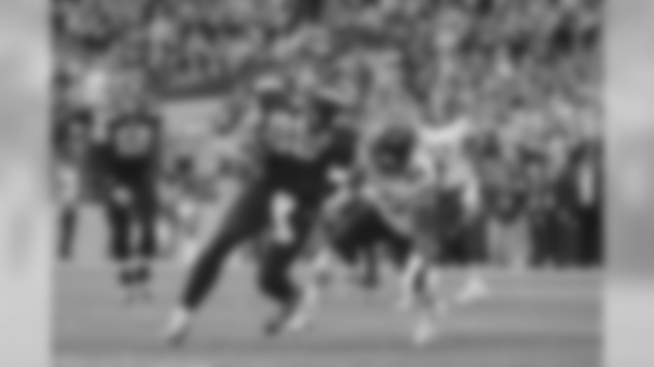 Seahawks tight end Jimmy Graham catches a ball over the middle and only had eyes for the end zone, scoring on this 30-yard touchdown play.