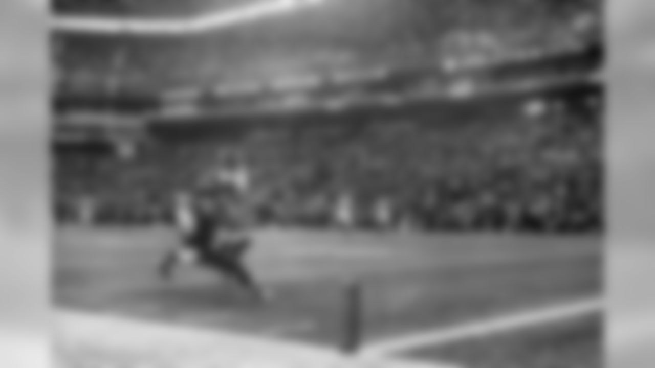 Receiver Doug Baldwin reaches out as he falls to make a one-handed catch and then slid into the end zone with a touchdown reception from Tarvaris Jackson.