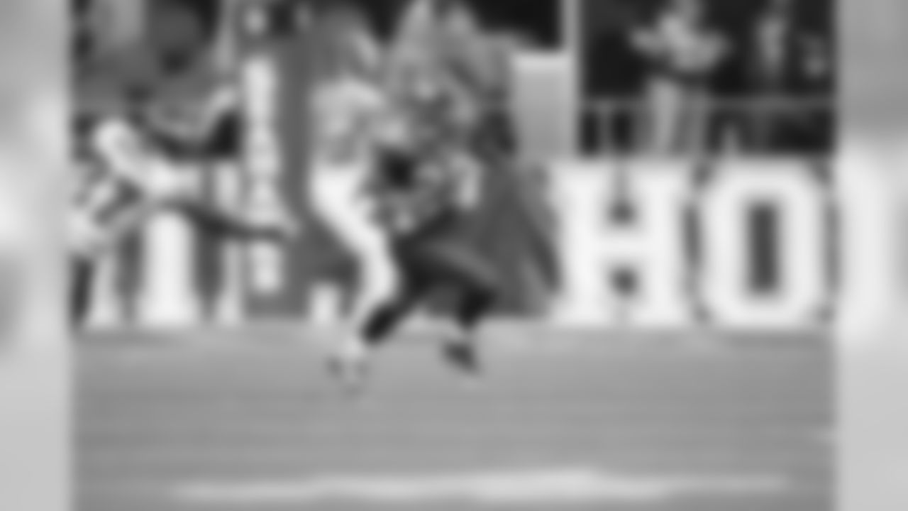 Josh Wilson returns a Philadelphia punt