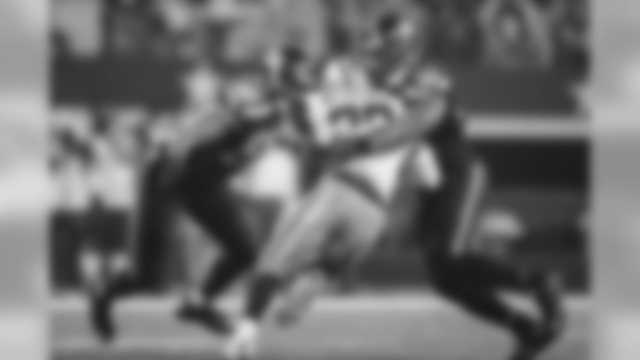 Linebackers Bobby Wagner and K.J. Wright combine to tackle Cowboys running back Darren McFadden.