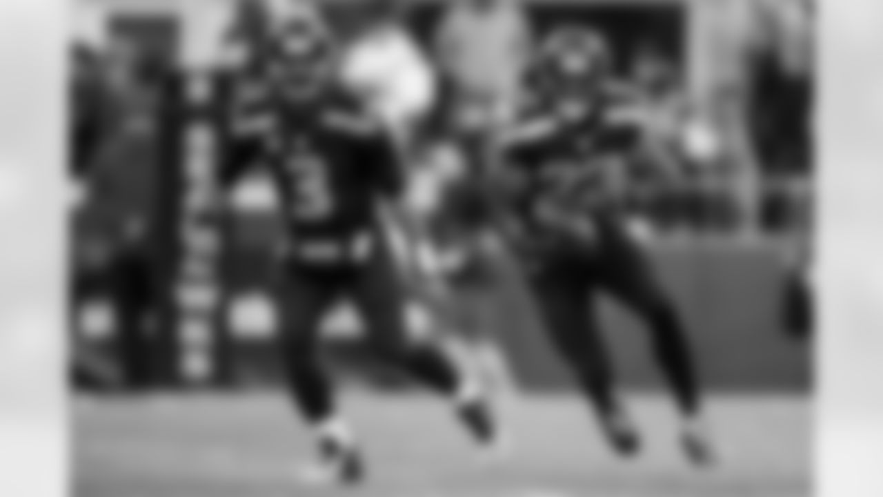 Seattle running back Robert Turbin took a handoff from quarterback Russell Wilson and gained six yards on the play.