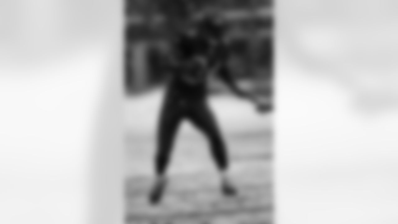Bobby Engram catches a pass in the snow at Qwest Field.