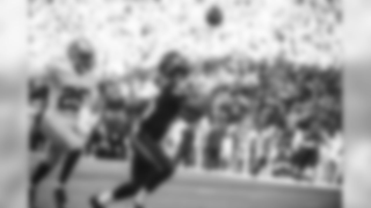 Seahawks receiver Tyler Lockett gets behind the 49ers defense and scores on a 24-yard touchdown strike from Russell Wilson to give Seattle a 7-0 lead in the first quarter.