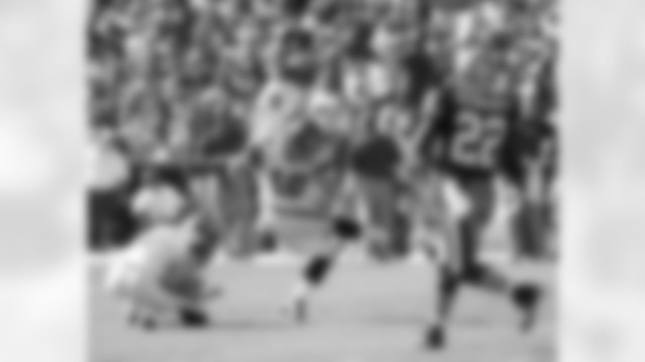 Olindo Mare's field goal in the first quarter breaks a scoreless tie.