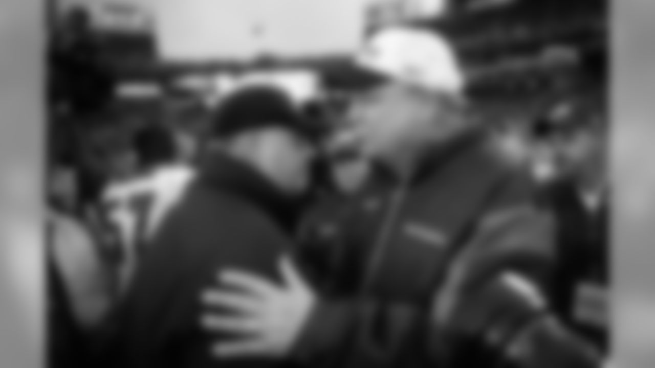 Coach Holmgren congratulates Coach Reid. (Photo by Otto Greule Jr/Getty Images)
