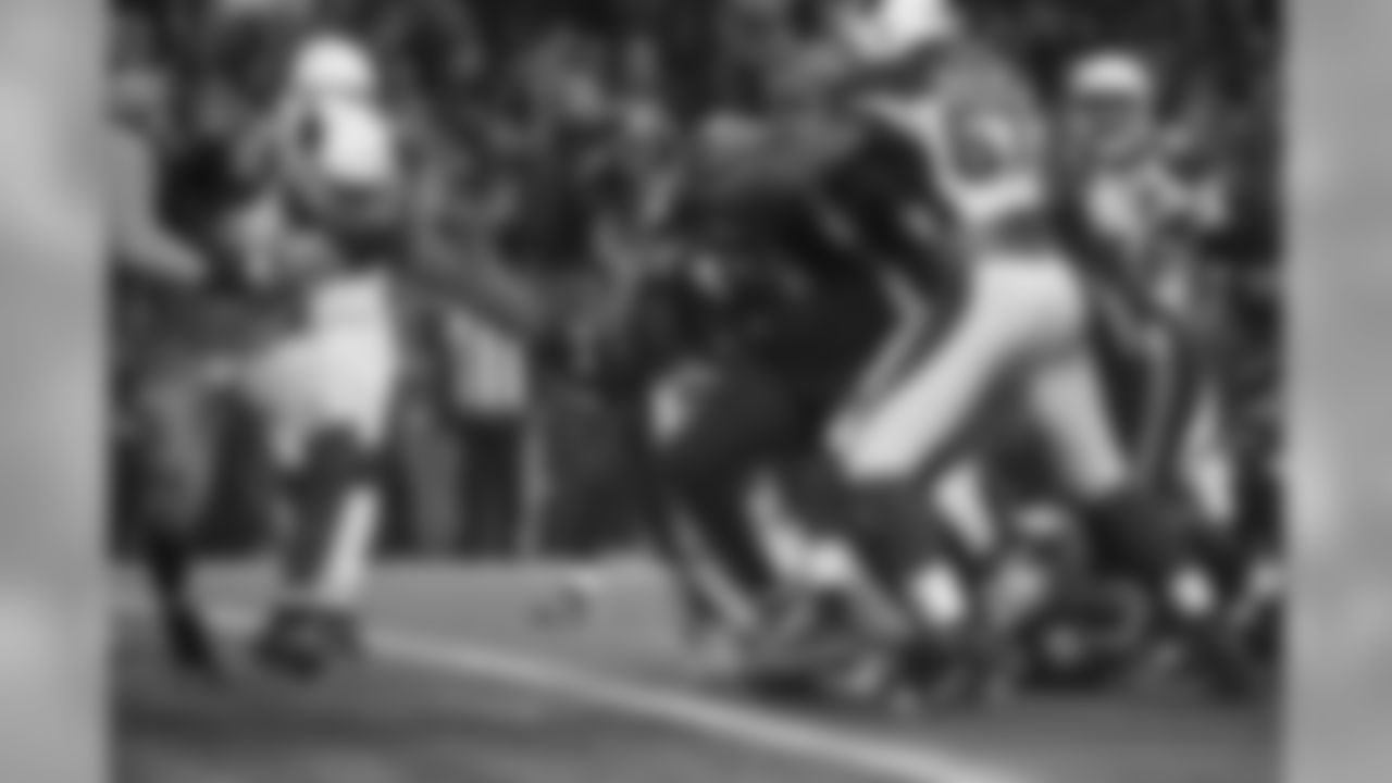 Seattle's Marshawn Lynch bullies his way into the end zone from one yard out to pull the Seahawks within two points at 25-23 in the fourth quarter.