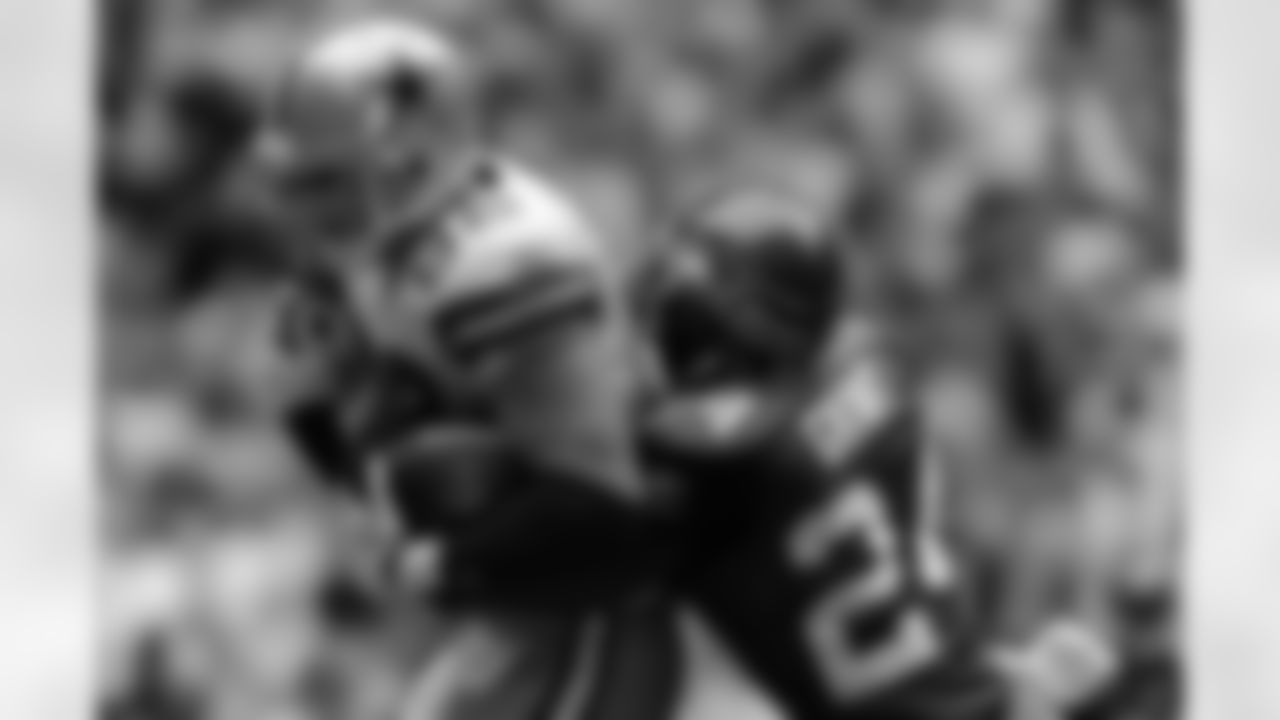 Deon Grant brings down big Cowboys TE Justin Witten.