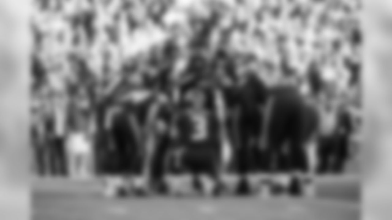The Seahawks huddle around quarterback Russell Wilson during the second quarter.
