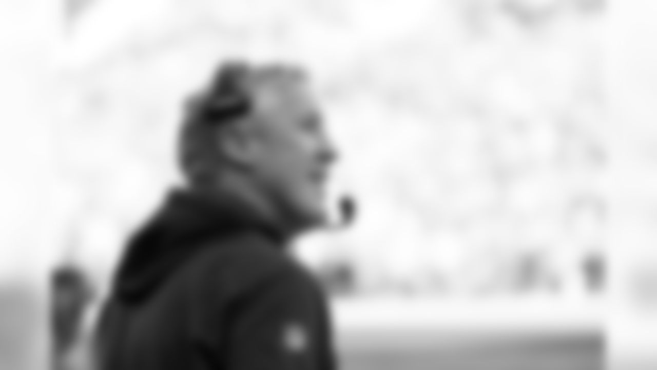 tempSeahawksSideline_vs_49ers-11.jpg