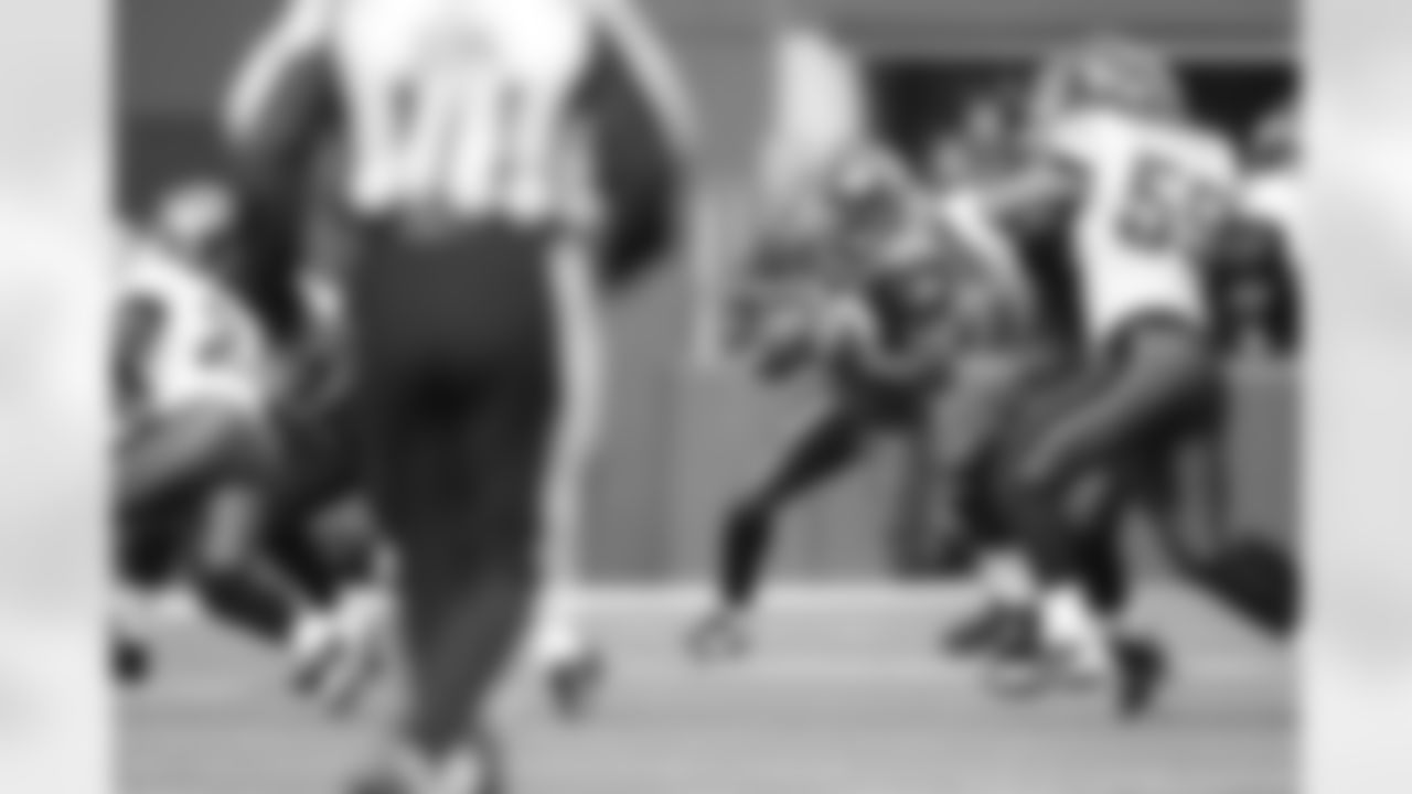 Maurice Morris runs for a first down