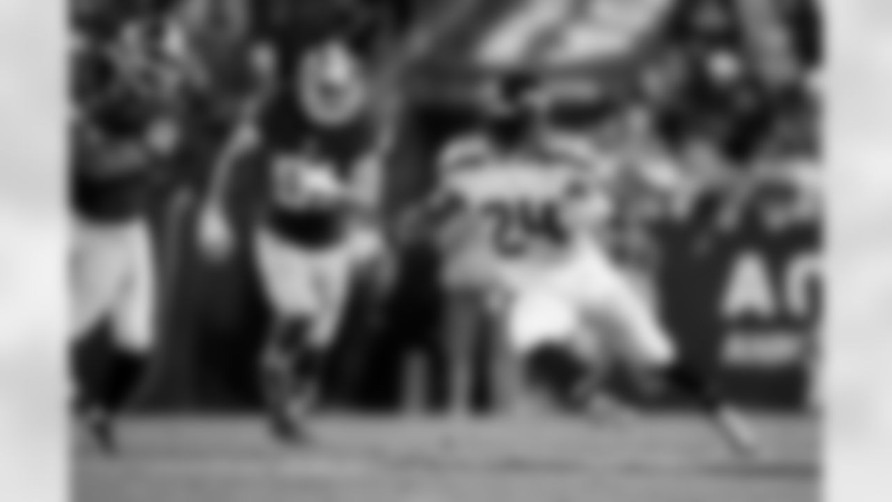 Marshawn Lynch cuts back against the Washington defense.