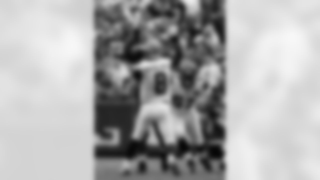 Matt Hasselbeck avoids pressure