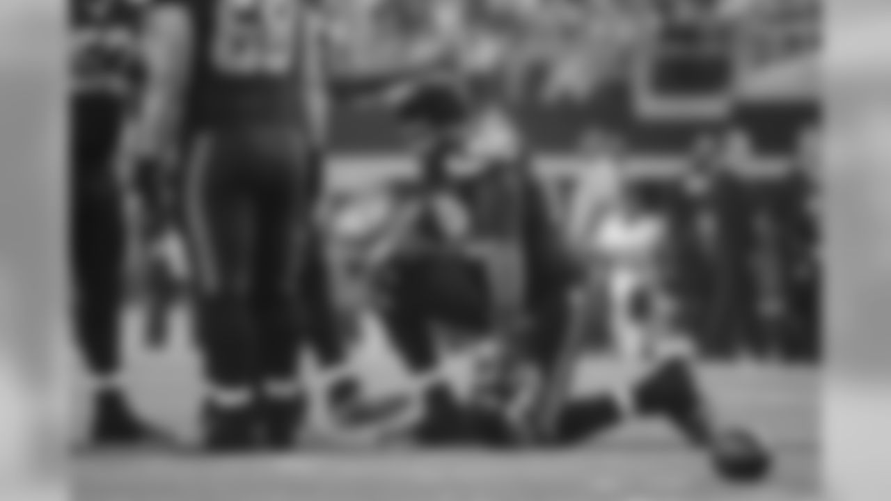 Alvin Bailey, who started at left tackle, cools off thanks to a spray of water during a timeout in the fourth quarter.