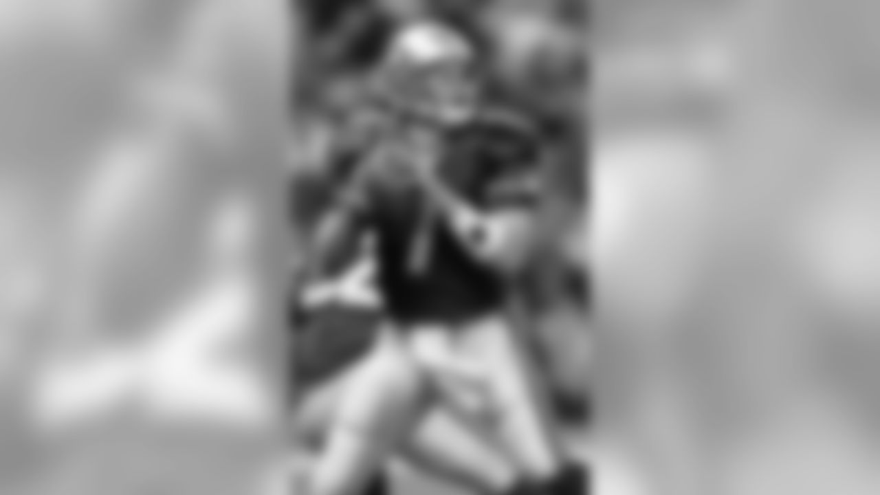Seattle Seahawk quarterback Jon Kitna looks to complete a pass during the Seahawks 20-18 win over the Tennessee Oilers Sunday, Nov. 19, 1998, in Seattle. It was Kitna's first start since he replaced Warren Moon as the teams leader. (AP Photo/Barry Sweet)