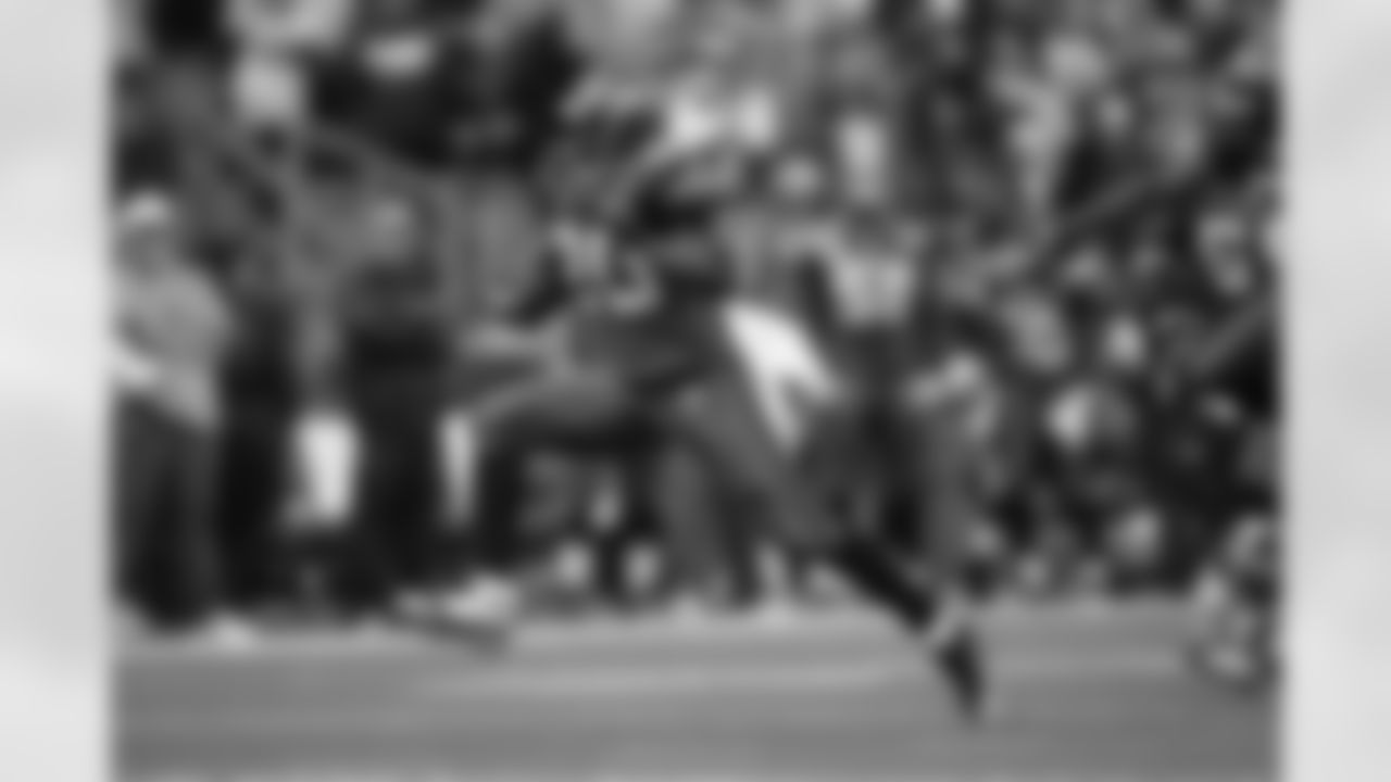 Maurice Morris runs for a first down