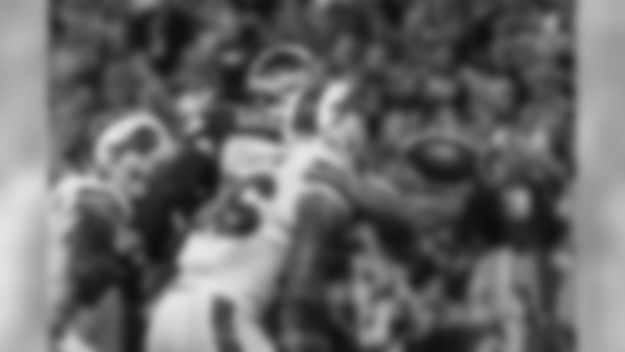 Seattle tight end Jimmy Graham needed only his right hand to snag both of his touchdown catches, this one on an 18-yard completion from Russell Wilson.