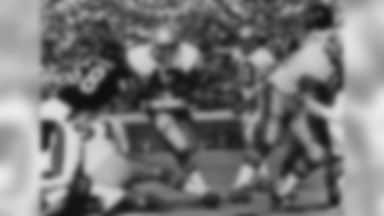 Seattle Seahawks running back Sherman Smith (47) eludes Chicago Bears defensive tackle Jim Osborne (68) during an NFL games, in Chicago, Nov. 5, 1978. The Seahawks defeated the Bears 31-29. (AP Photo/NFL Photos)