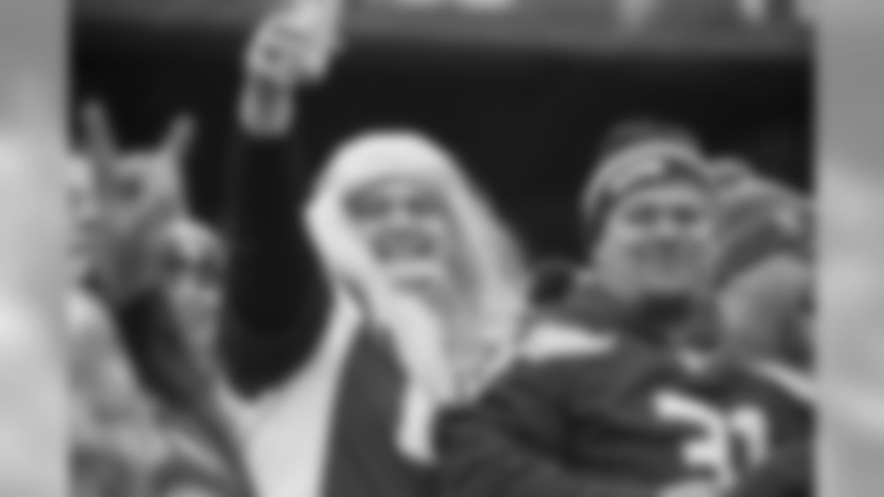 Seahawks fans and Vikings fans managed to enjoy the game together in the stands.