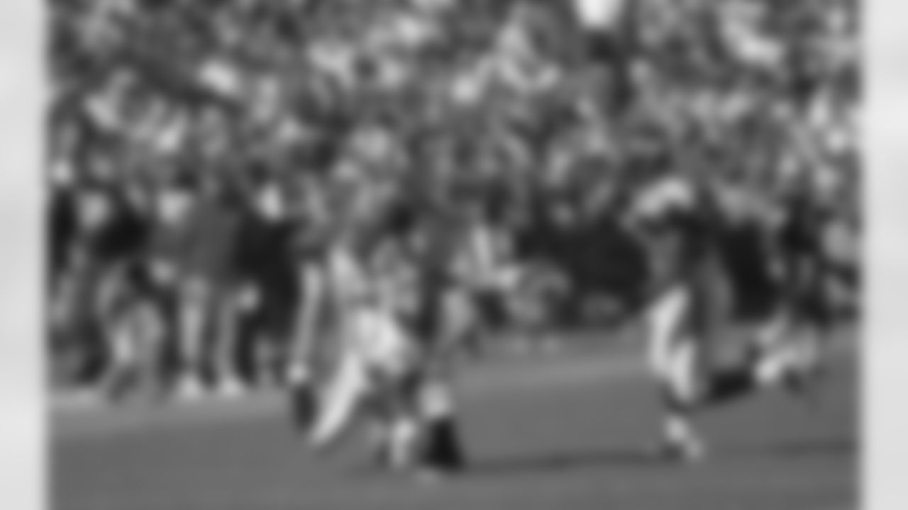 Josh Wilson breaks up a pass intended for Delanie Walker.