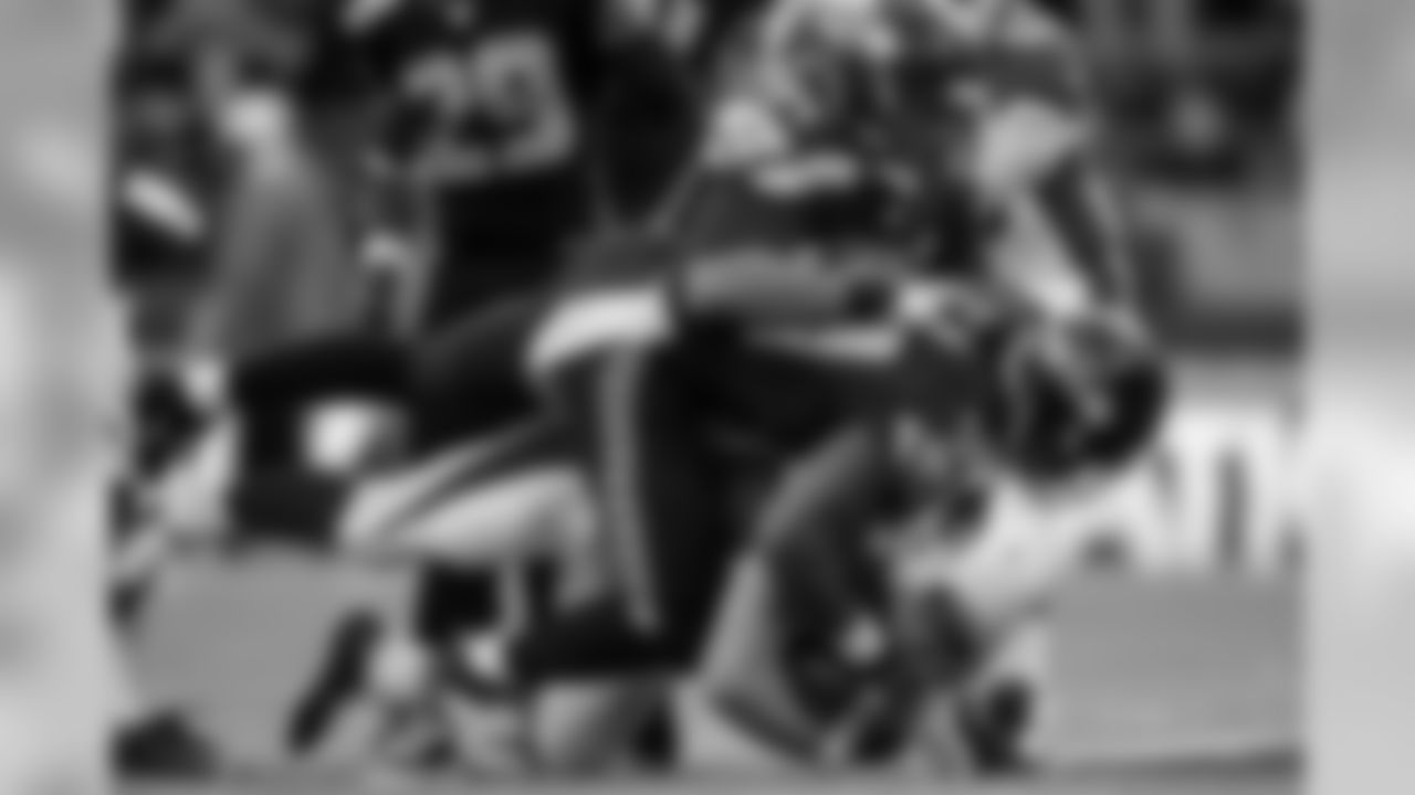 Seattle kept the defensive pressure on Arizona at the start of the third quarter, with Bruce Irvin tacklng Cardinals quarterback Drew Stanton for a three yard loss.