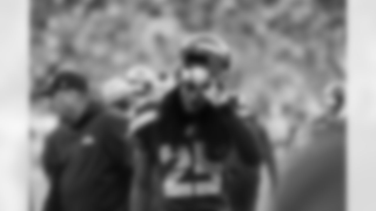tempSeahawksSideline_vs_49ers-24.jpg