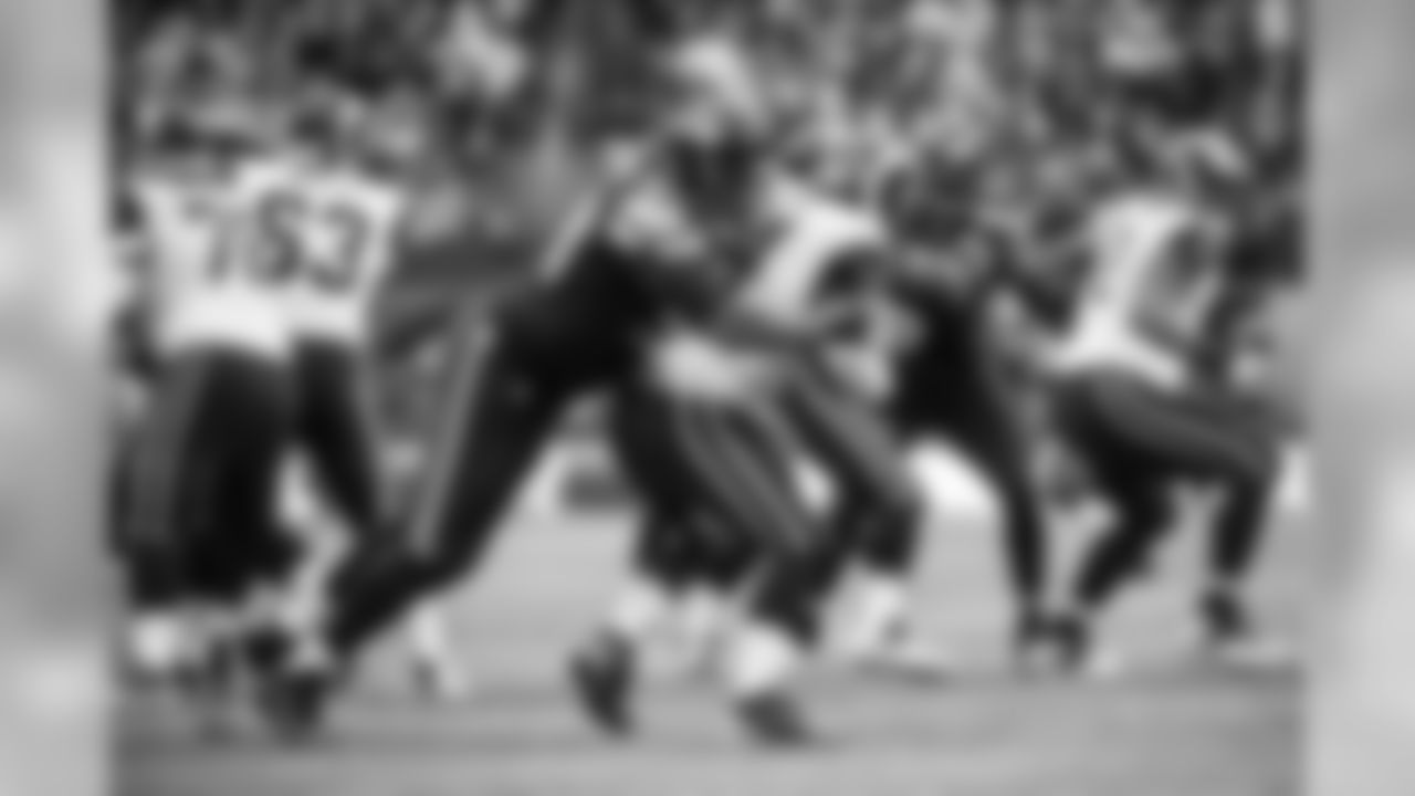 Kevin Williams notches a sack against Shaun Hill in the third quarter, one of four sacks recorded by the Seahawks defense against the Rams.
