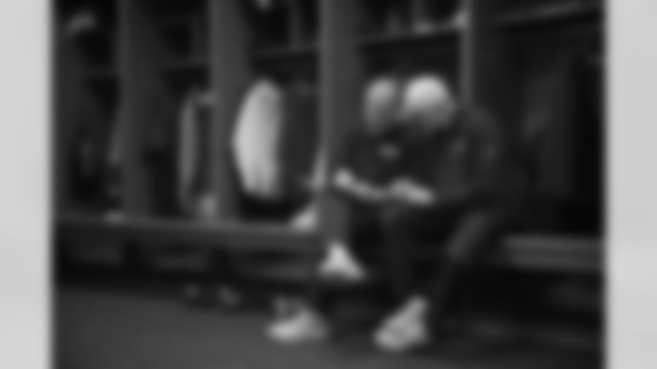 Tom Cable and offensive coordinator Darrell Bevell confer in the locker room at halftime.