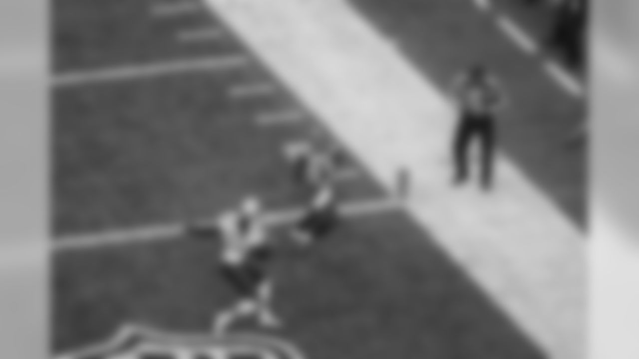 Deion Branch hauls in his 2nd TD reception on the day.
