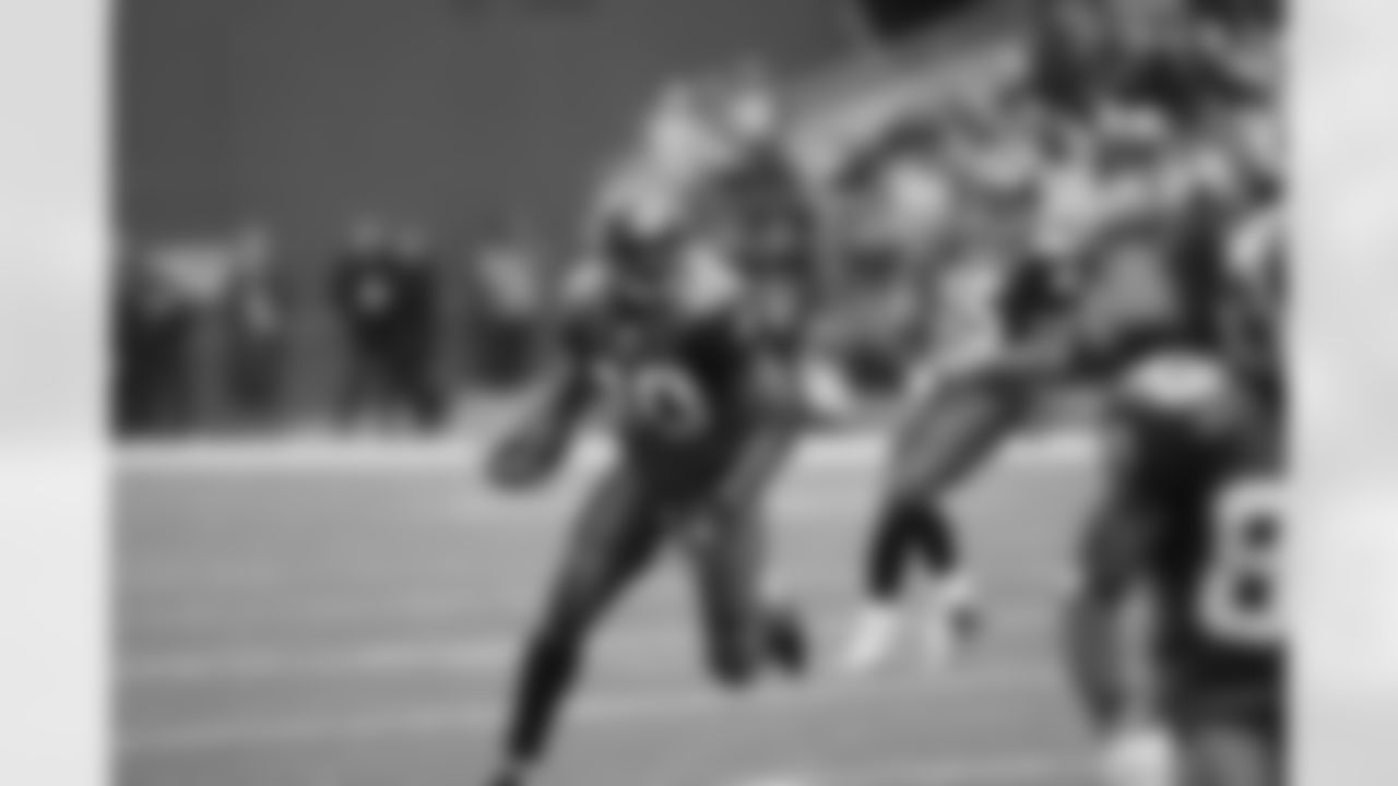 Maurice Morris gets to the perimeter of the Patriots defense.