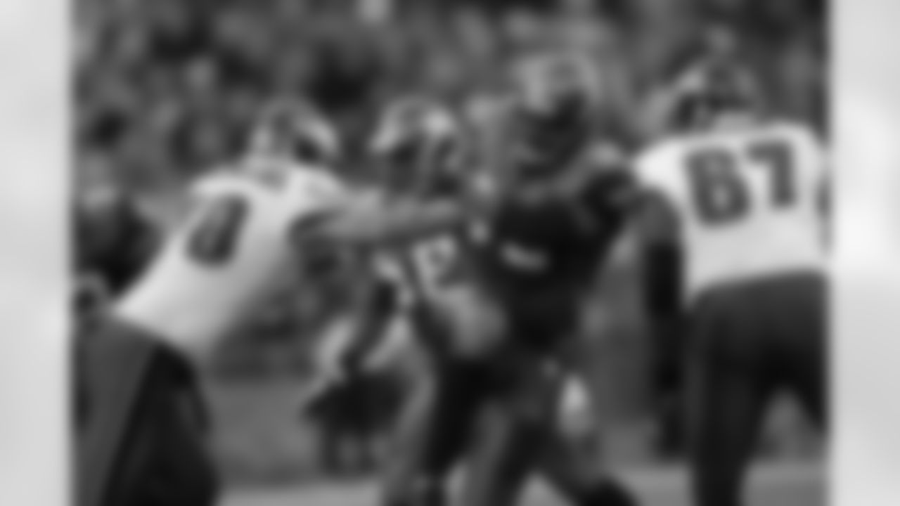 Rocky Bernard battles through the Eagles offensive line
