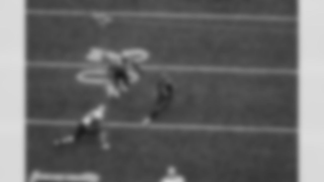 Seneca Wallace uses his legs to pick up a first down.