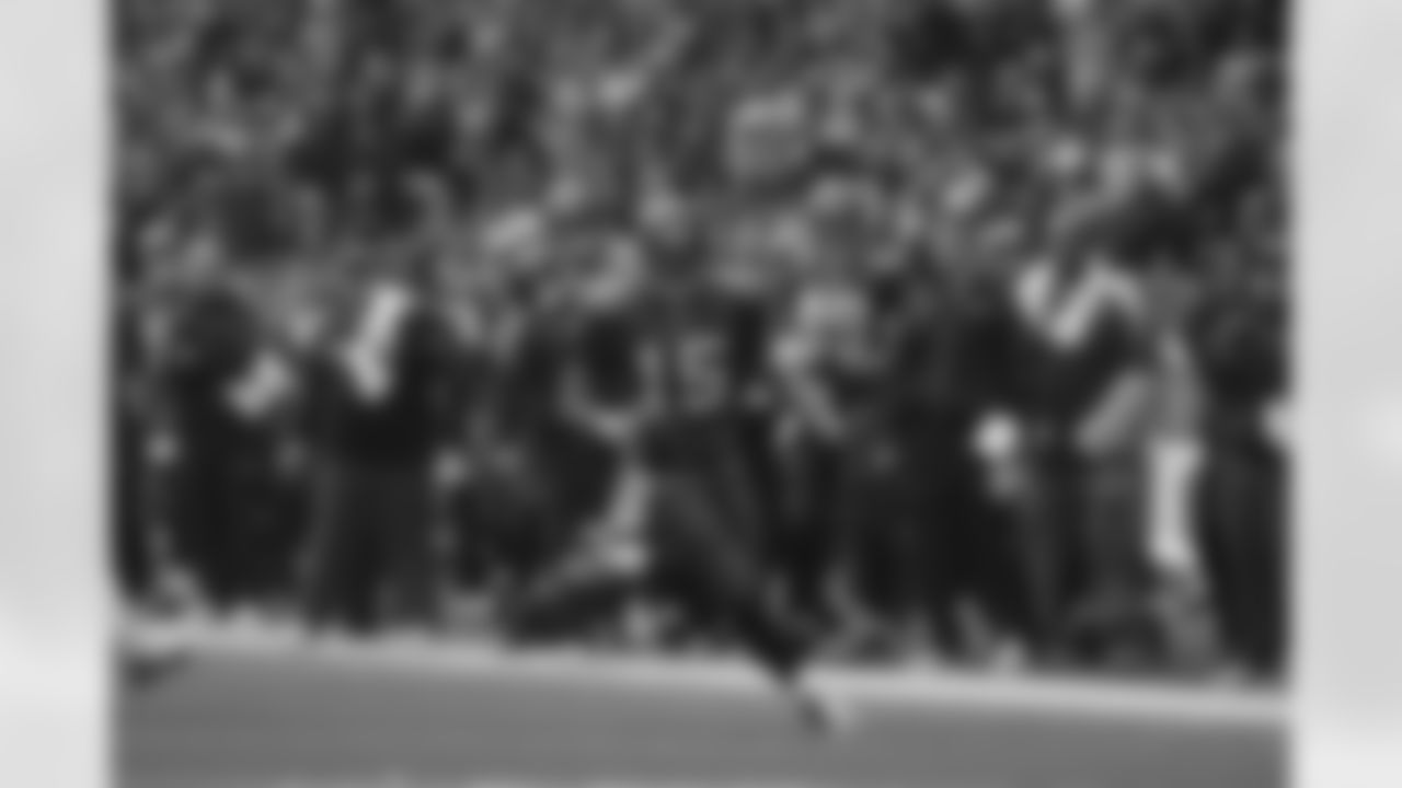 Seneca Wallace takes off running.