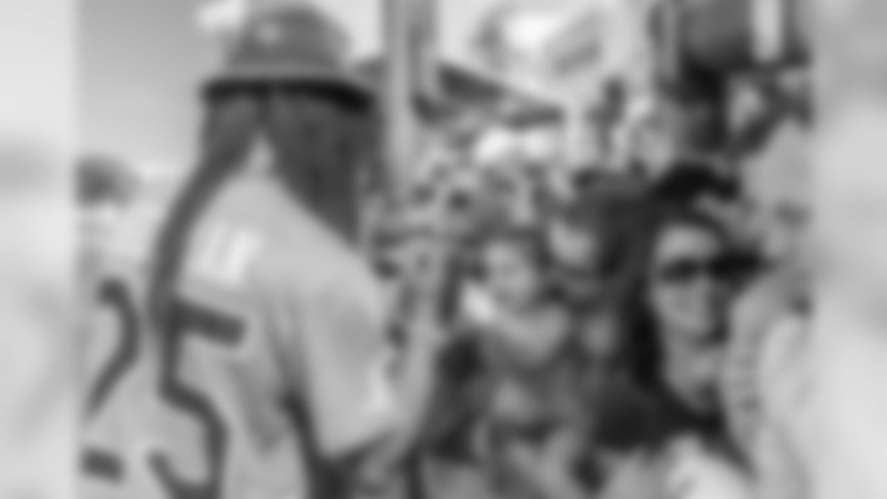 170125_pro_bowl_nfc_fans_day_one-11.jpg