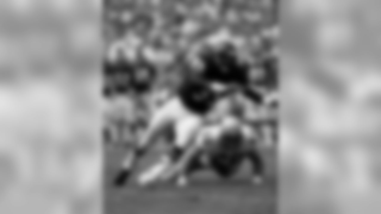 Chicago Bears defensive end Richard Dent (95) gets past Seattle Seahawks tackle Andy Heck (66) during a 17-0 Bears victory on September 9, 1990, at Soldier Field in Chicago, Illinois. (AP Photo/NFL Photos)