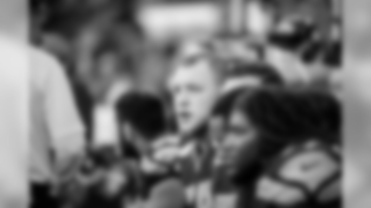 tempSeahawksSideline_vs_49ers-3.jpg
