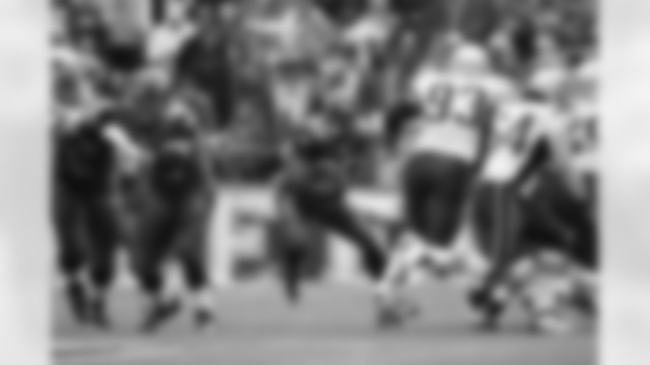 Maurice Morris cuts a run back and picks up additional yards.