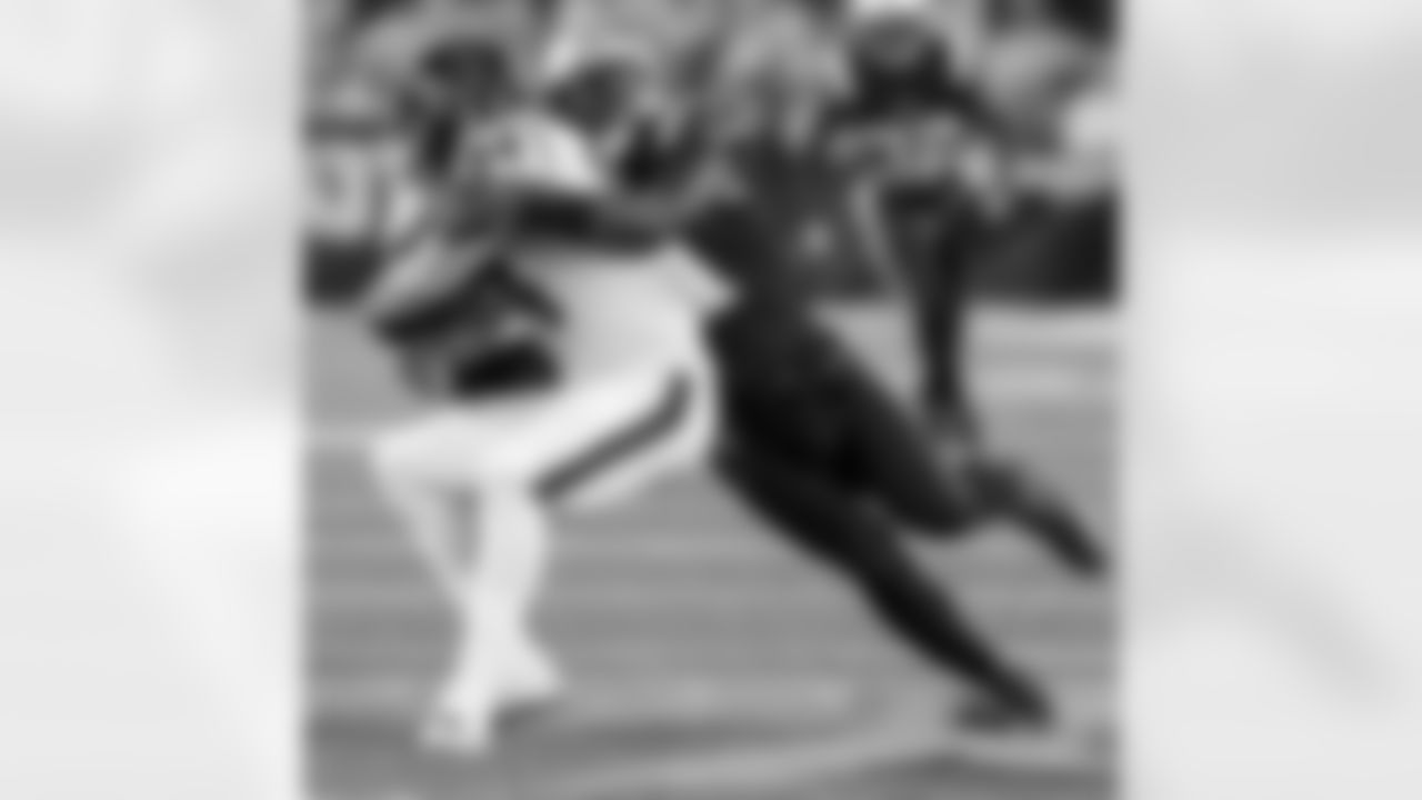 LB Jamie Collins has 32 total tackles (21 solo and 11 assists) and leads the Patriots defense with 2 interceptions.
