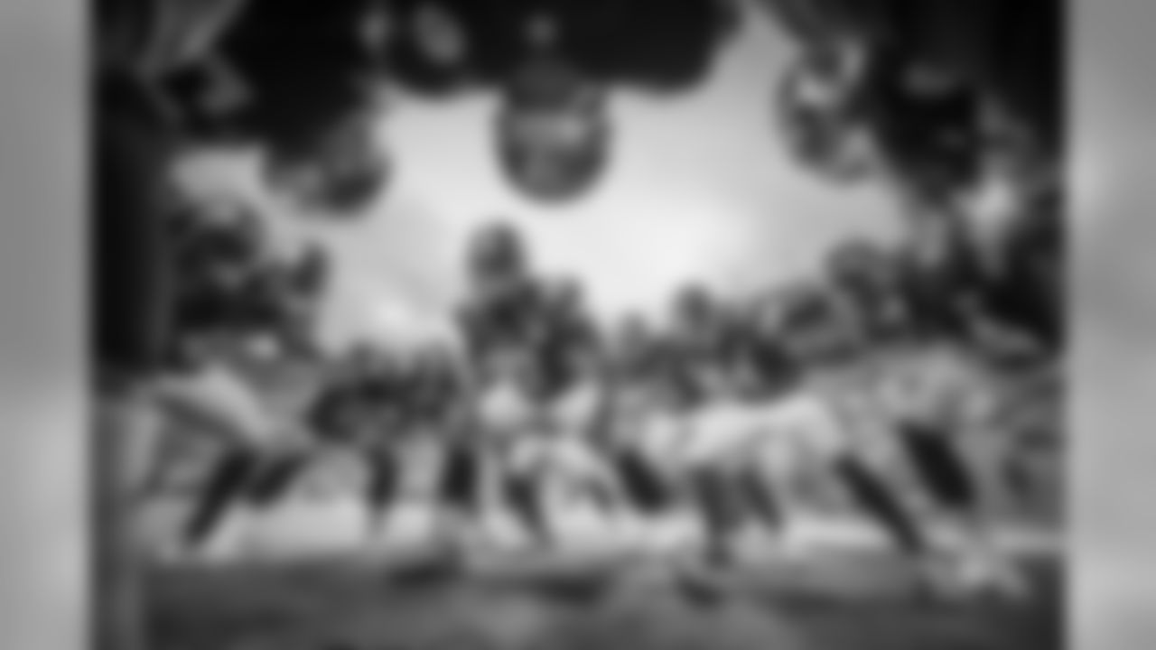 Linebacker huddle