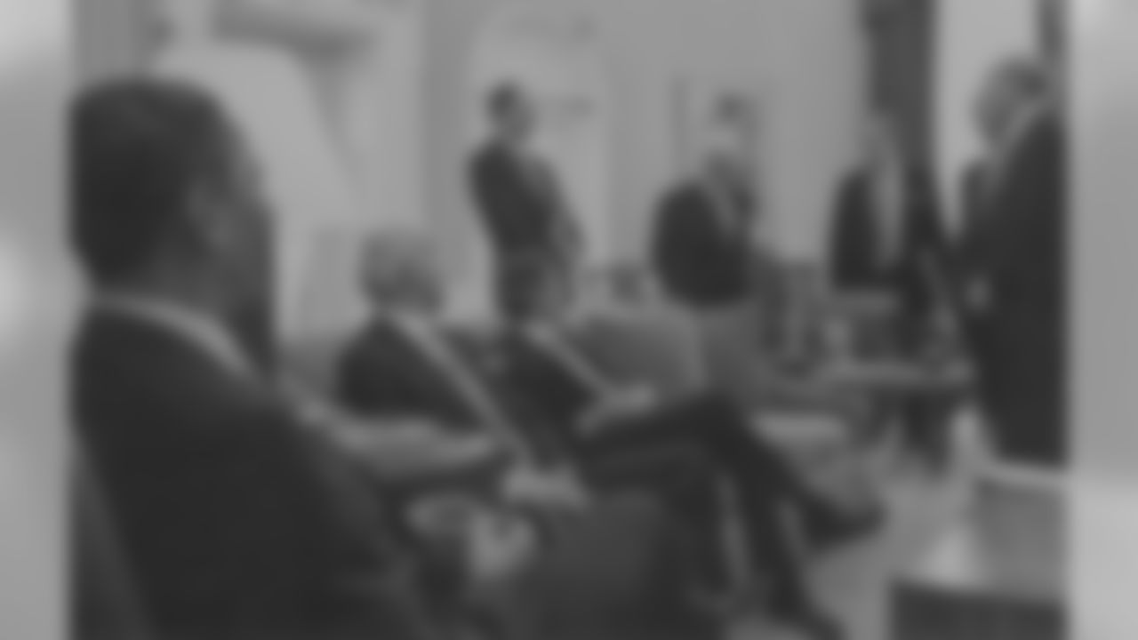 Dan Rooney stands in the oval office with President Barack Obama and Vice President Joe Biden.