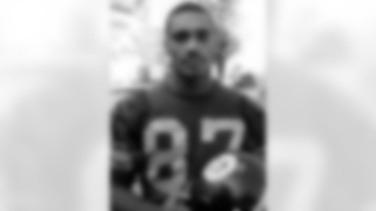 1965 ROY JEFFERSON: Coach Buddy Parker had traded away five of the first six picks of the 1965 draft, and the other brought Jefferson to the Steelers. In his five seasons in Pittsburgh, Jefferson caught 199 passes for 3,671 yards (18.4 average) and 29 touchdowns. He was named first-team All-Pro in 1969 after finishing third in the NFL in catches (67), second in receiving yards (1,079), and fourth in touchdowns (nine). The following preseason, Jefferson ran afoul of one of Chuck Nolls team rules and was traded to Baltimore.