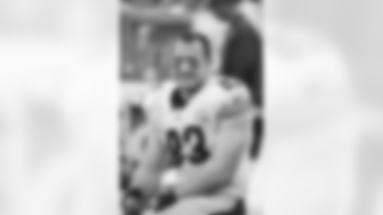 2005 HEATH MILLER: The best tight end in franchise history, Miller has handled all facets of his position like few others in the NFL through his 11-year career. Miller started 167 of his 168 career regular-season games and registered 6,569 receiving yards and 45 touchdowns on 592 receptions. In 15 career postseason games, Miller tallied 49 catches, 587 yards and four touchdowns. Voted to the Pro Bowl twice. Two Super Bowl rings.