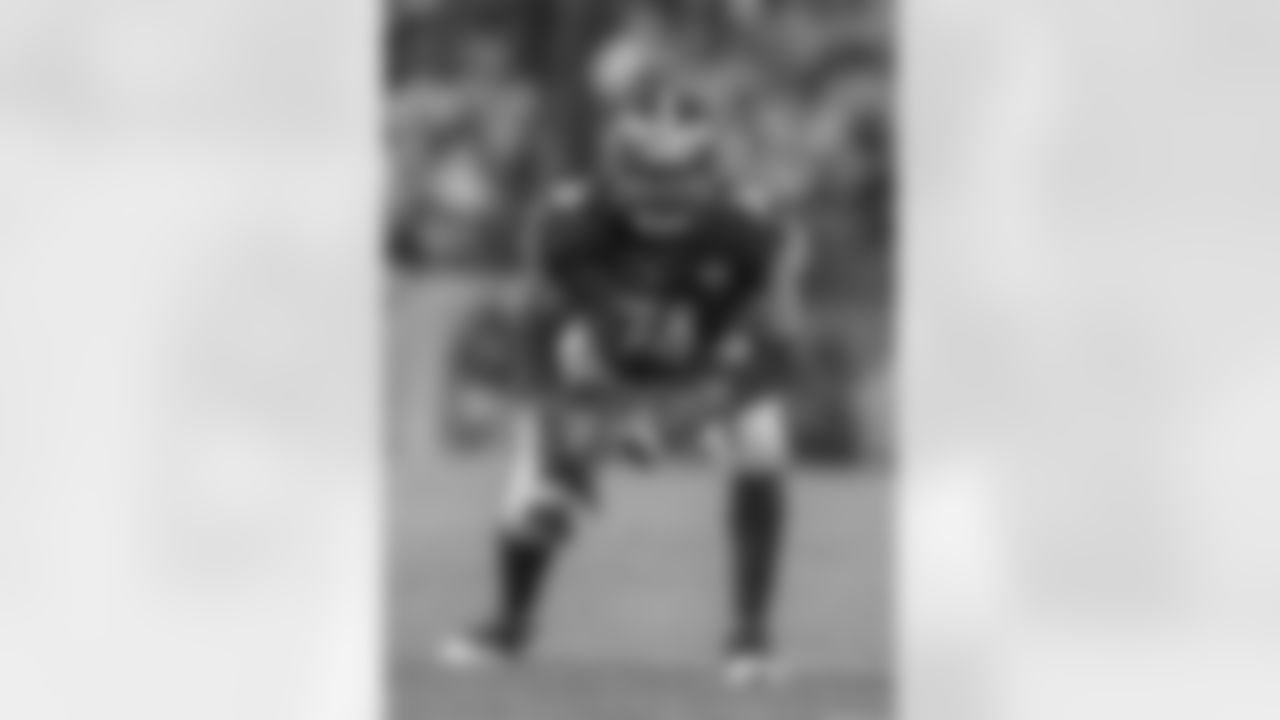 OL Chris Hubbard signed with the Cleveland Browns, March 15, 2018.