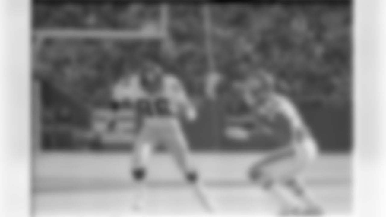 1974 LYNN SWANN: Quality over quantity might be the simplest way to characterize Swanns career. His 907 receiving yards in 16 playoff games is more than he ever amassed over a whole regular season, and he also averaged 18.9 yards per catch in the postseason to go along with nine touchdowns. In 1975, Swann led the NFL with 11 touchdown receptions on only 49 catches, and then he capped that season by being voted the MVP of Super Bowl X. Hall of Fame, Class of 2001. Four Super Bowl rings.