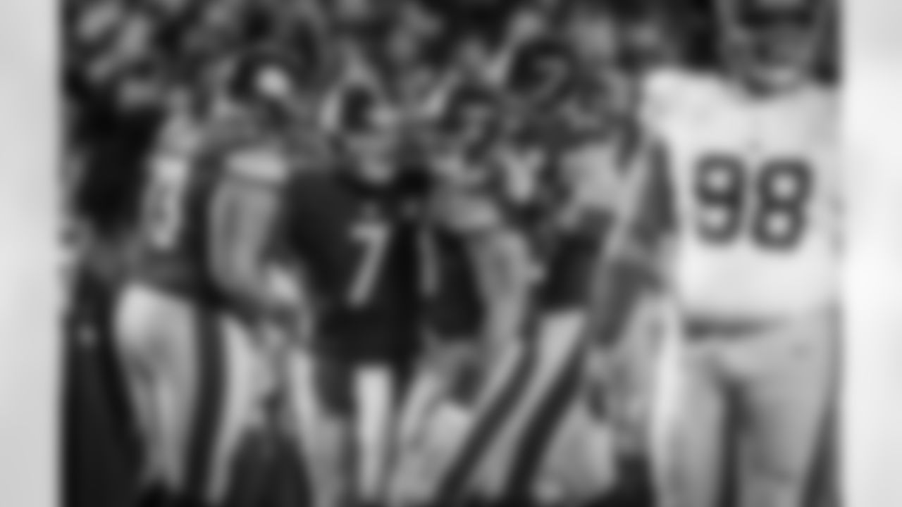 Ben Roethlisberger, Ramon Foster, Maurkice Pouncey, and Alejandro Villanueva