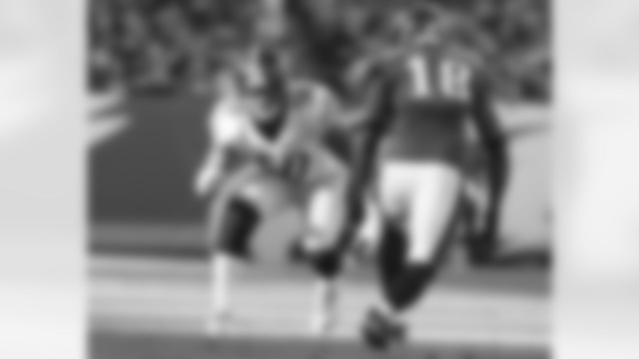 LB Ryan Shazier leads the Steelers defense with 20 total tackles (12 solo and 8 assist) this season. Shazier has also recorded 1 interception in 2016.