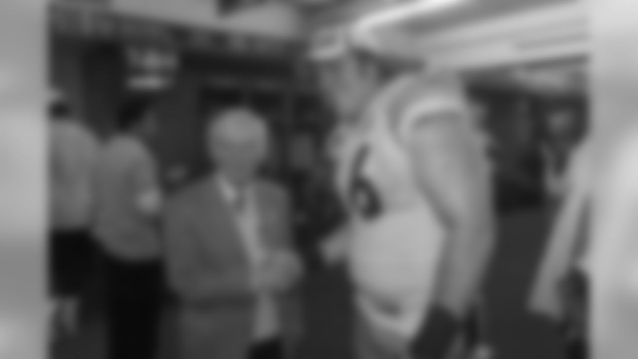 Dan Rooney shakes hands with Alan Faneca in the locker room after winning Super Bowl XL.